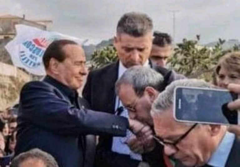 Baciamano a Berlusconi, Bartone: «Gesto di ammirazione per il mio leader»