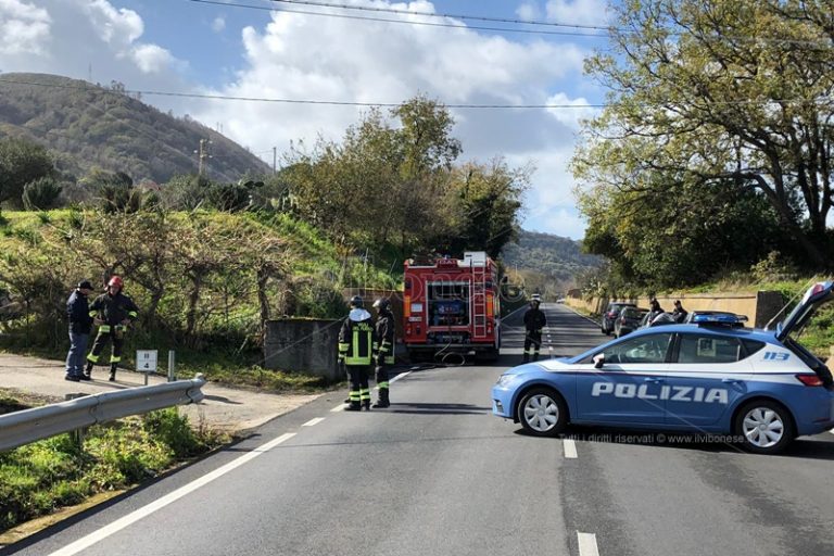 Si chiude in auto fra Vibo-Pizzo e Longobardi minacciando di darsi fuoco