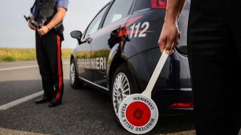 Non si ferma all’alt dei carabinieri a Vazzano, raggiunto e bloccato