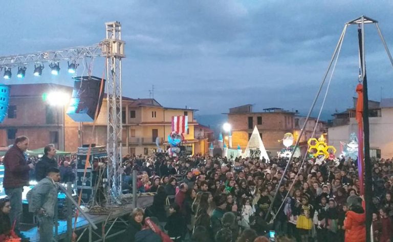 San Calogero, tutto il paese in festa per il Carnevale – Foto/Video