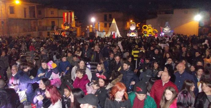 San Calogero, tutto il paese in festa per il Carnevale – Foto/Video