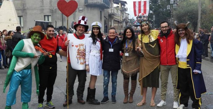 San Calogero, tutto il paese in festa per il Carnevale – Foto/Video