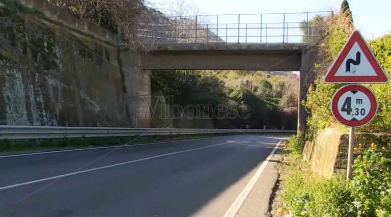 Vibo-Pizzo, quel cavalcavia inutile e pericoloso che non si riesce ad abbattere – Video