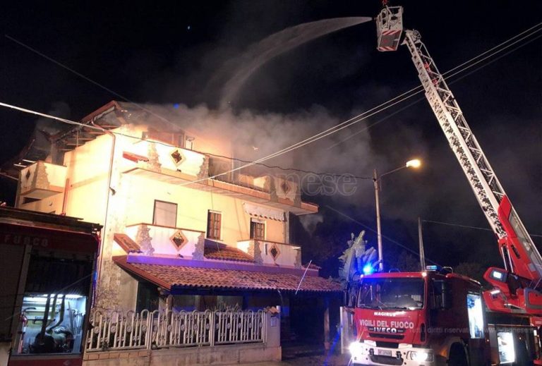 Spaventoso incendio a Limbadi, le fiamme distruggono una mansarda – Video