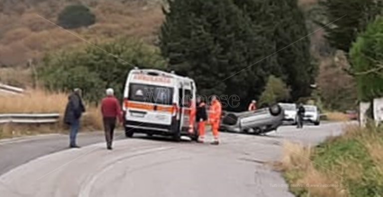 Incidente a Parghelia, auto sbanda e si ribalta: un ferito