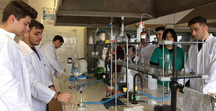 L’Industriale di Vibo produce l’amuchina e la distribuisce ad uffici e scuole – Foto/Video