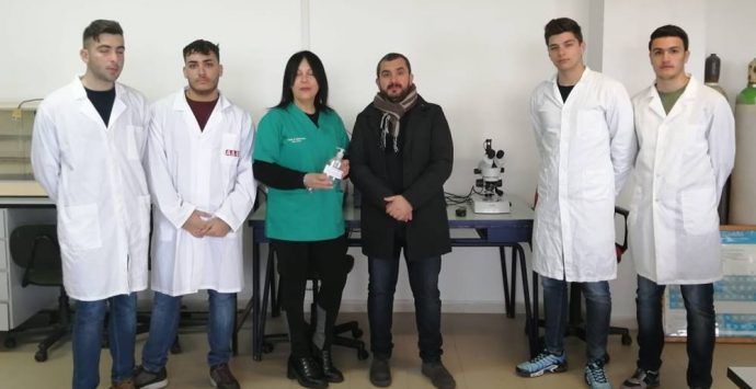 L’Industriale di Vibo produce l’amuchina e la distribuisce ad uffici e scuole – Foto/Video