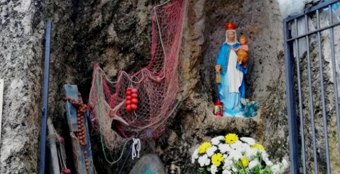 La “Madonnina decapitata” di Briatico torna nella nicchia dopo il restauro