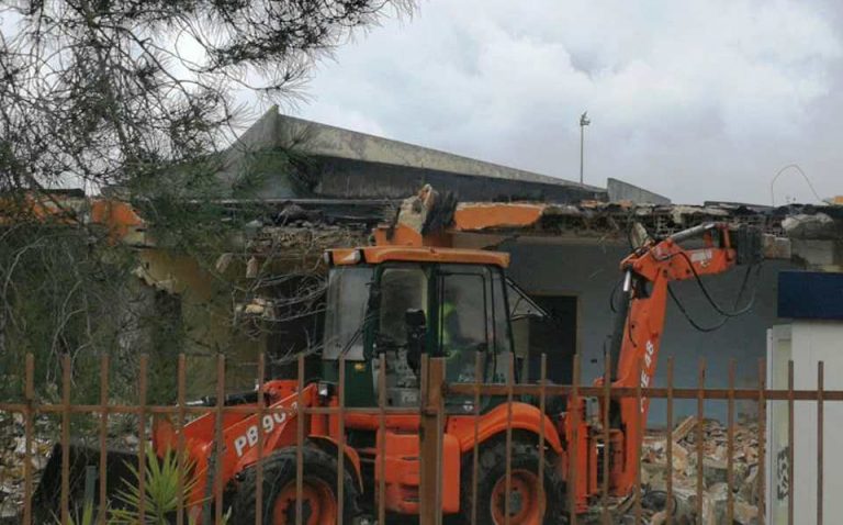 Mileto, avviata la demolizione della vecchia scuola materna