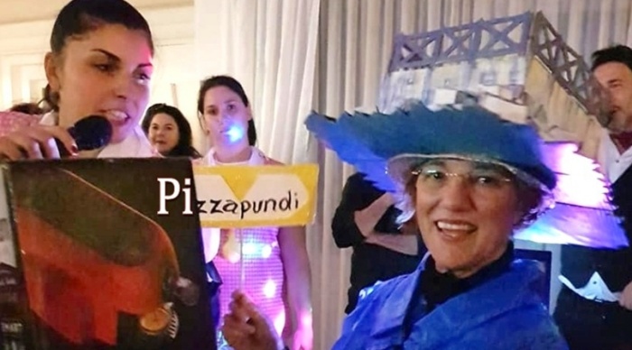 L’artista Caterina Rizzo celebra “Pizzapundi” con un vestito di Carnevale