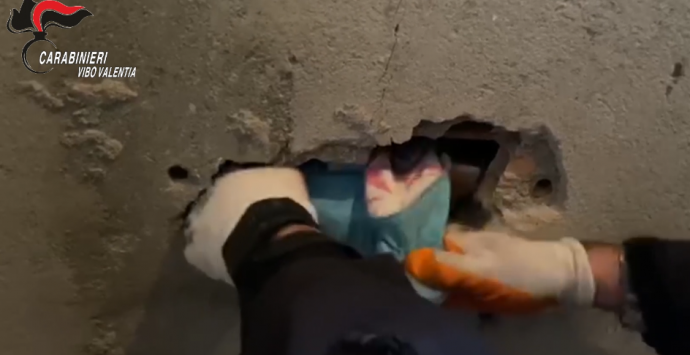 Mini-arsenale nascosto in una parete, un arresto a Piscopio – Video