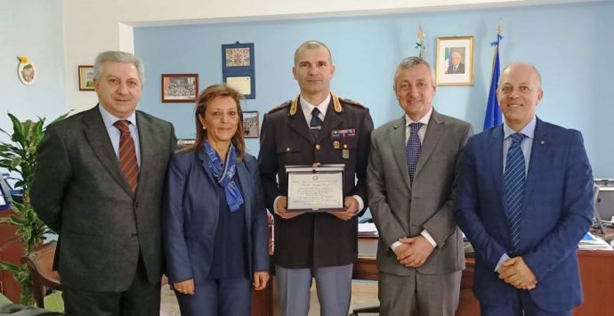 «Esempio di serietà e signorilità», il prefetto omaggia il comandante Ciocca