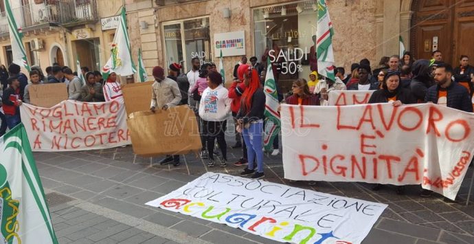 Scade l’affidamento del Cas di Nicotera, operatori e migranti in protesta – Video