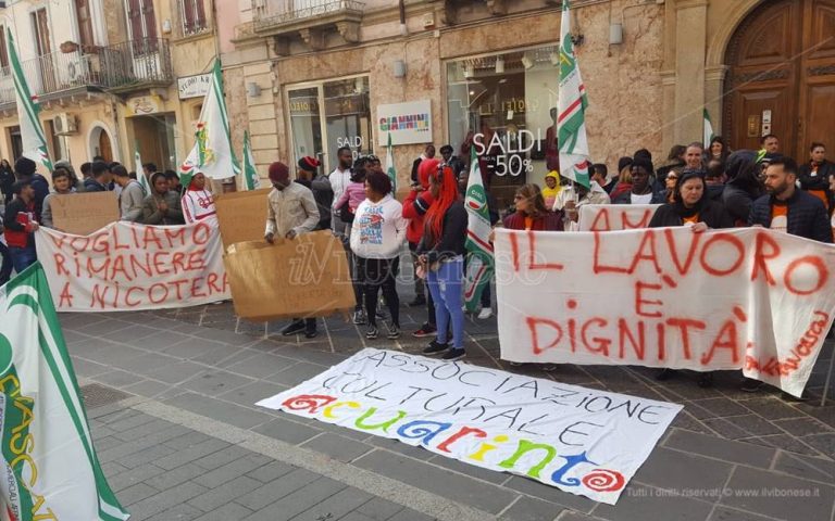 Scade l’affidamento del Cas di Nicotera, operatori e migranti in protesta – Video