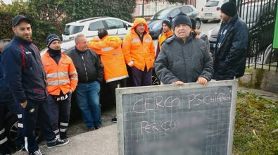 Briatico, gli addetti alla raccolta rifiuti: «Discriminati per la protesta»