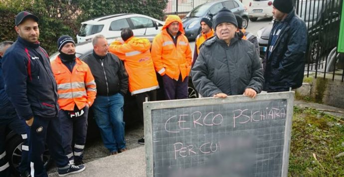 Briatico, gli addetti alla raccolta rifiuti: «Discriminati per la protesta»