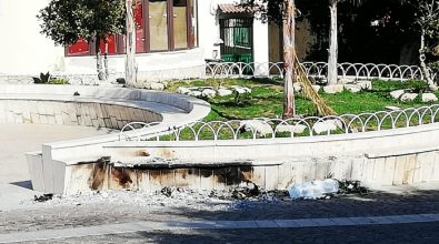 Rifiuti bruciati in piazza a Briatico, danni ai marmi ed alle aiuole