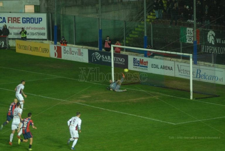 Un rigore (dubbio) regala il derby alla Reggina, Vibonese ko al Luigi Razza – Video