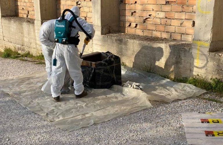 Longobardi, rimossa la catasta di eternit rimasta per 5 mesi nella scuola – Video