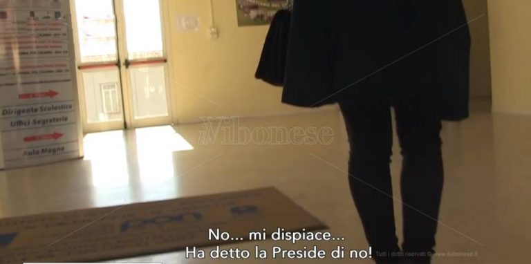 Telecamera nel bagno della scuola, bocche cucite al “De Filippis-Prestia” di Vibo – Video