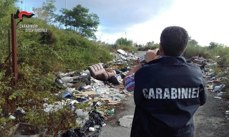 Abbandono di rifiuti, “beccate” dieci persone: 8mila euro di multa