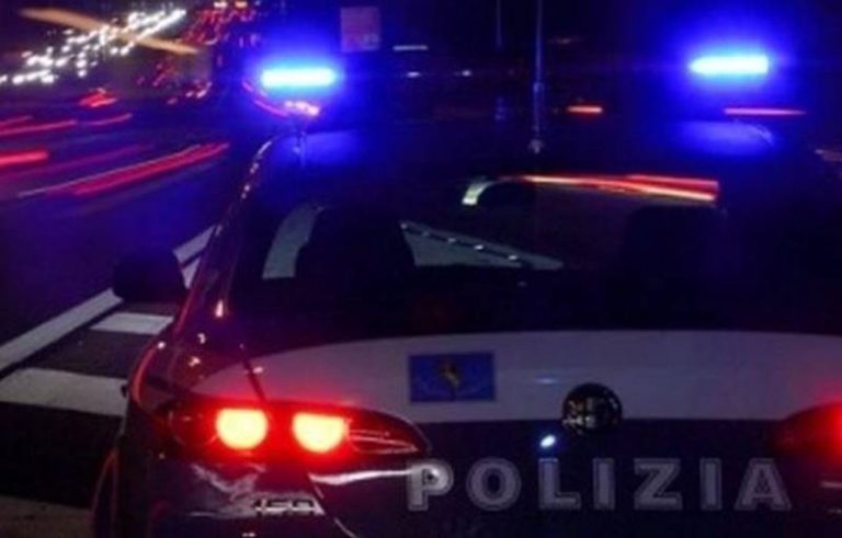 Follia in autostrada, Tir sperona volante della Stradale e si dà alla fuga