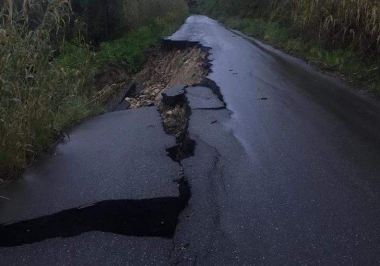 Maltempo: frane lungo la Mileto-Dinami, strada chiusa