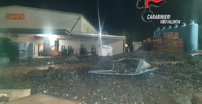 Maltempo nel Vibonese, piazzale dello stabilimento Callipo invaso da fango e detriti – Foto/Video