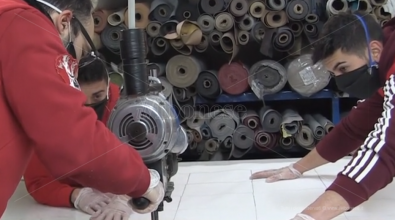 Arena, nella fabbrica di divani che ora produce mascherine – Video