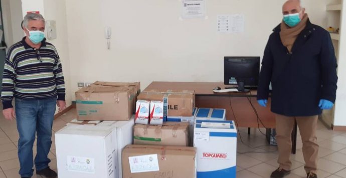 Tute, camici e mascherine in dono dall’Arpacal all’ospedale di Vibo