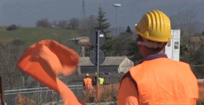 Nuovo ospedale di Vibo, un traliccio ostacola i lavori per le opere complementari – Video