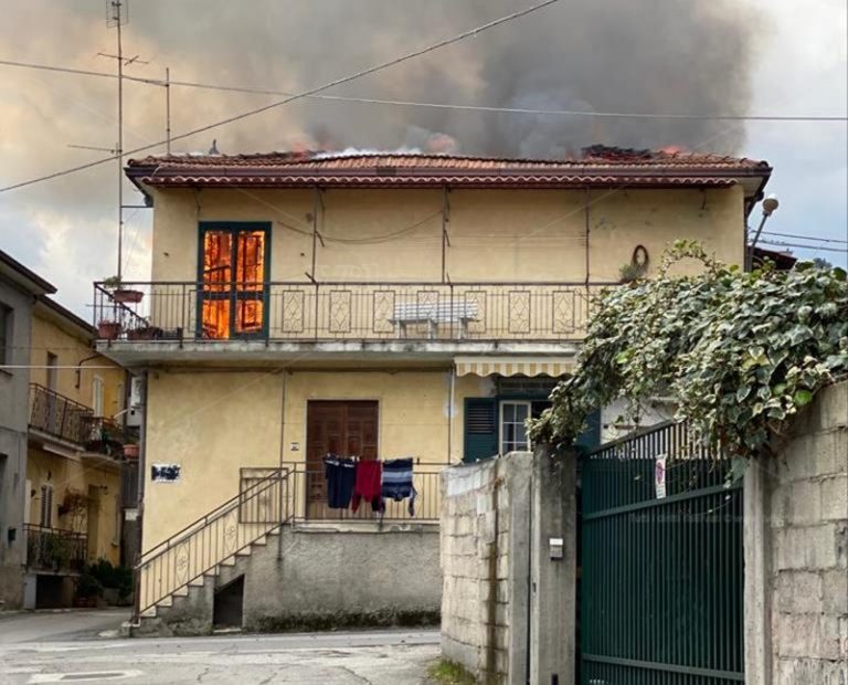 Incendio esplode in una casa a Dasà in pieno centro abitato – Foto/Video