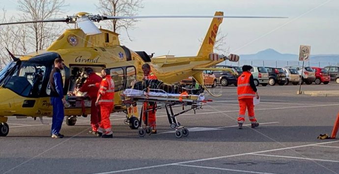 Cade da una scala da 4 metri d’altezza, grave pensionato di Pizzo – Video/Foto