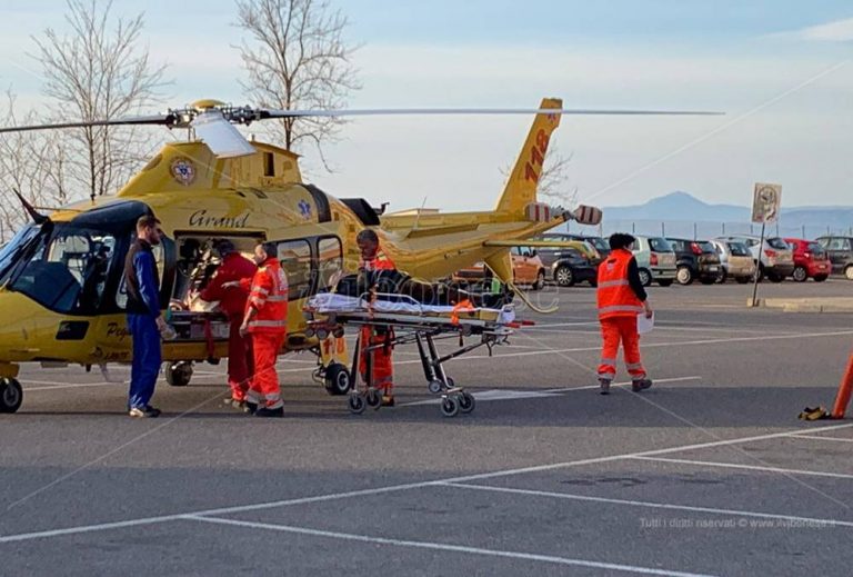 Cade da una scala da 4 metri d’altezza, grave pensionato di Pizzo – Video/Foto