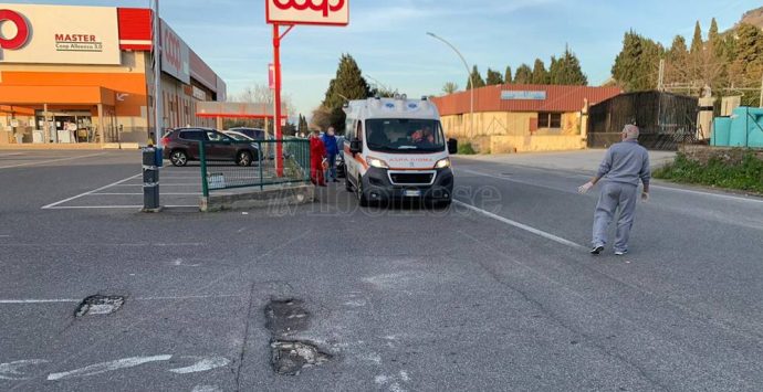 Cade da una scala da 4 metri d’altezza, grave pensionato di Pizzo – Video/Foto