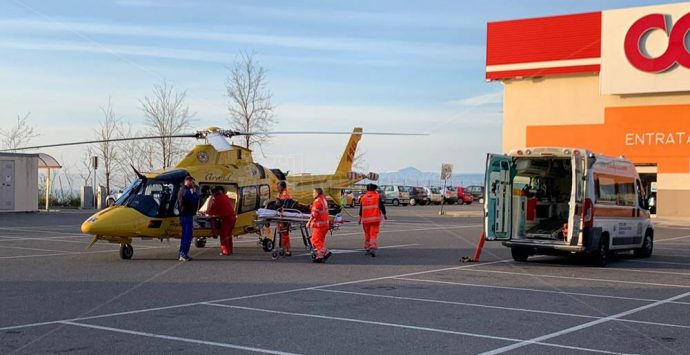 Cade da una scala da 4 metri d’altezza, grave pensionato di Pizzo – Video/Foto