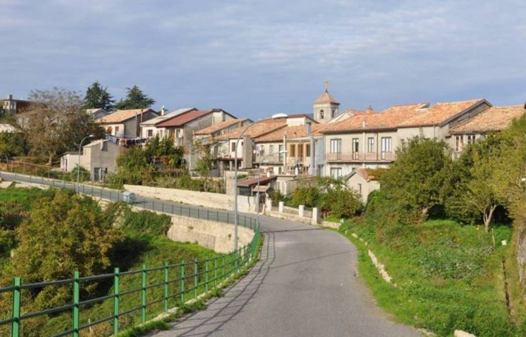 Incidente mortale a Fabrizia: lutto cittadino, oggi i funerali