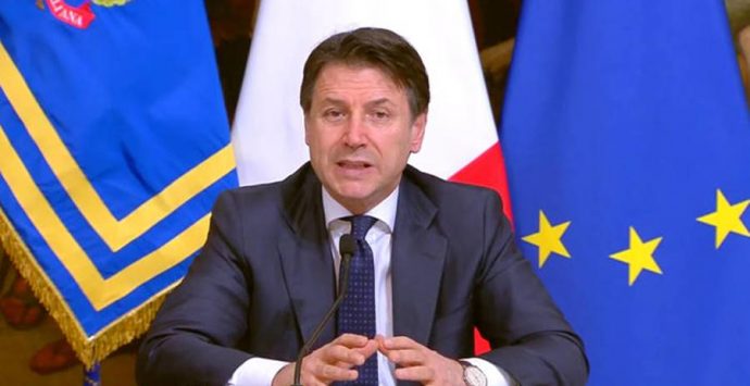 Nuovo annuncio di Conte: «Chiuderemo le attività non essenziali» – Video