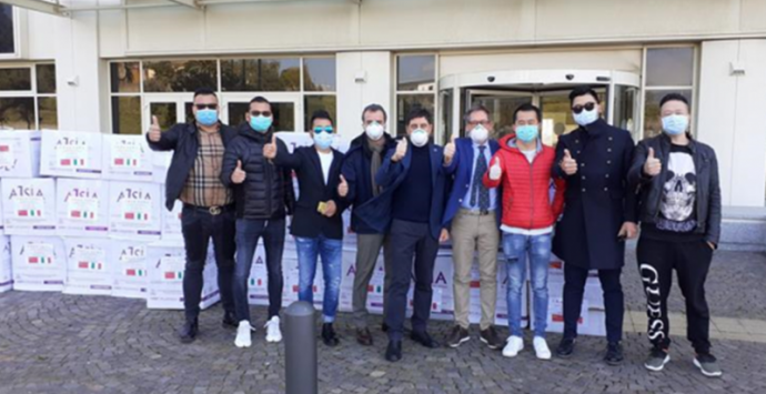 Coronavirus, gli imprenditori cinesi donano 1.600 tute protettive alla Calabria