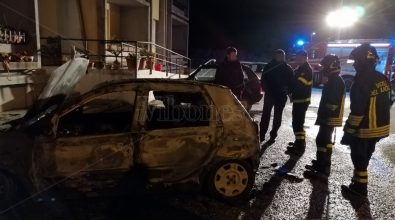 Notte di fuoco nel Vibonese, in fiamme tre automobili