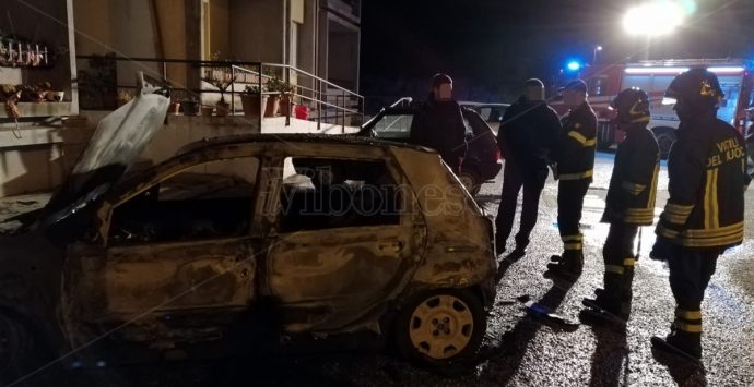 Notte di fuoco nel Vibonese, in fiamme tre automobili