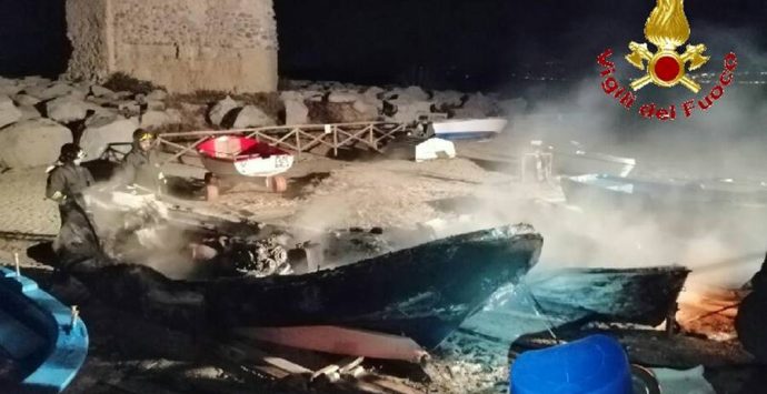 Paura a Briatico, cinque barche in fumo alla Rocchetta – Foto