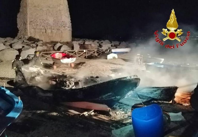 Paura a Briatico, cinque barche in fumo alla Rocchetta – Foto