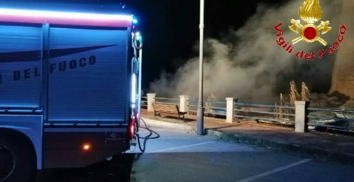Paura a Briatico, cinque barche in fumo alla Rocchetta – Foto