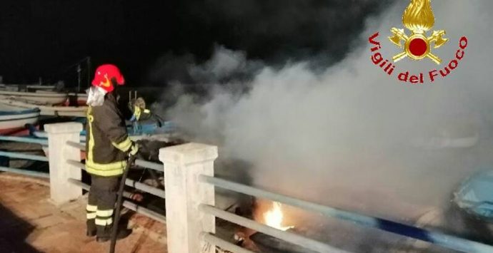 Paura a Briatico, cinque barche in fumo alla Rocchetta – Foto