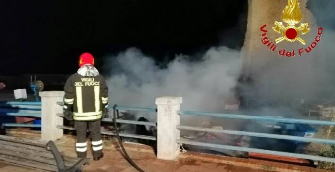 Paura a Briatico, cinque barche in fumo alla Rocchetta – Foto