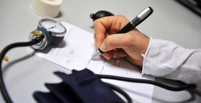 Medico di famiglia in pensione dopo quasi 40 anni a San Costantino: «Lascia impronta indelebile nei nostri cuori»