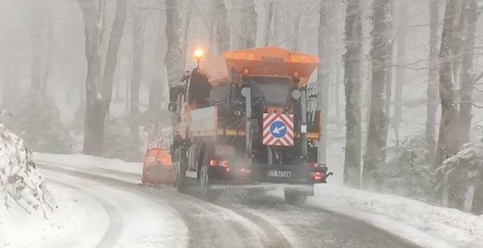 Torna le neve nelle Serre vibonesi, Anas al lavoro per garantire la viabilità – Foto