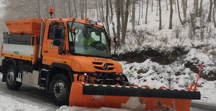 Torna le neve nelle Serre vibonesi, Anas al lavoro per garantire la viabilità – Foto
