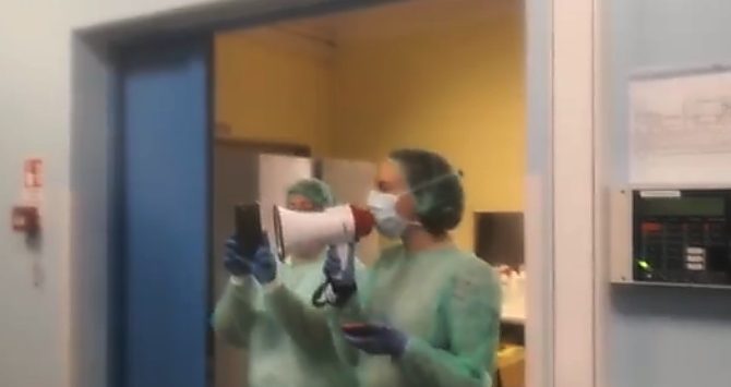 Parla Sarah, la dottoressa vibonese con il megafono: «È il momento di essere forti» – Video